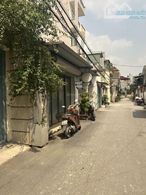 CC bán đất phân lô Lạc Long Quân, diện tích 130m2, mặt tiền 6m.Cách ôtô tránh 10m. 24.8tỷ - 1