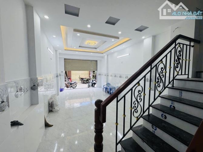 NHÀ ĐẸP MỚI XÂY DỰNG XONG NGAY TRẦN THỦ ĐỘ TÂN PHÚ - HẺM XE TẢI - DT 4x15m - 3 TẦNG - 4PN - 1