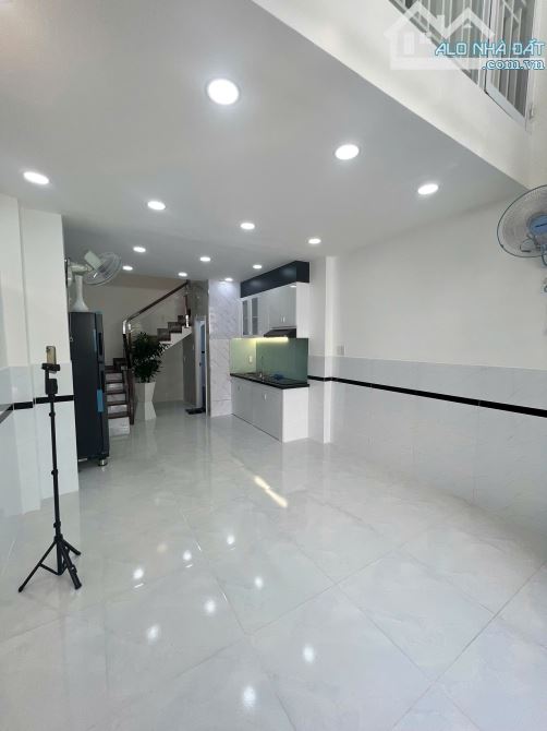 Hơn 6 tỷ nhà 1 trệt , 1 lửng , 2 lầu , sân thượng ngay cmt8 chợ ông tạ - 1