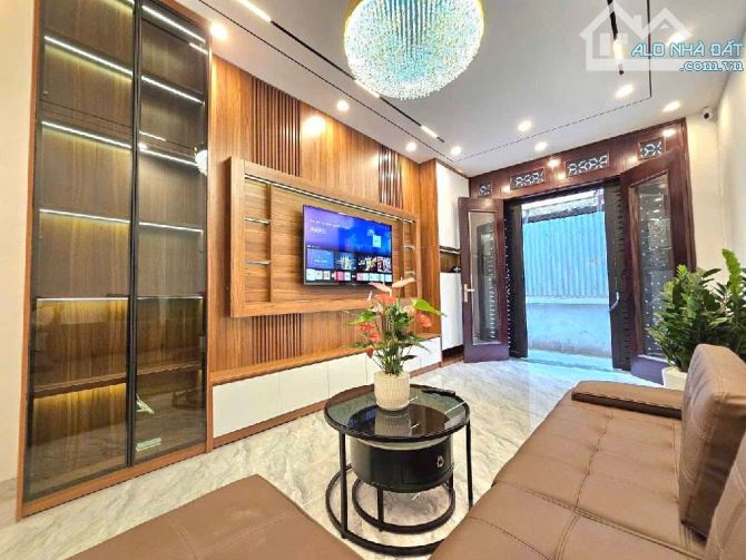 Bán nhà 4 tầng Long Biên, 2 mặt thoáng, full nội thất, ô tô đỗ cửa, giá 7 tỷ+ - 1
