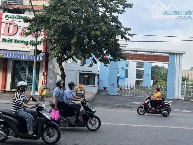 LÔ ĐẤT MẶT TIỀN ĐƯỜNG NHỰA GẦN CHỢ Ở HAY KD GÌ CŨNG OK Ạ  GẦN Y TẾ DĨ AN - CHỢ DĨ AN  VỊ T - 1