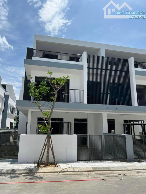 Biệt thự 3 tầng Trần Thái Tông ngang rộng 14,5m - 1