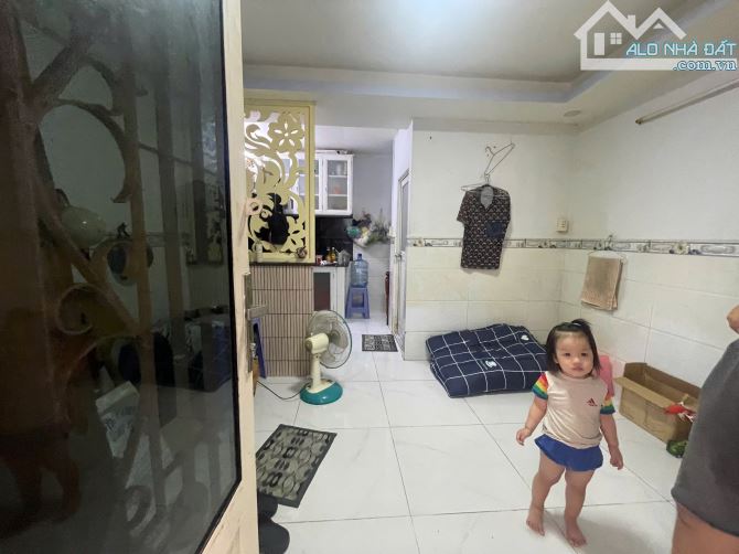 Nhà 2 tầng - Ngang 3.6 dài 5 - Hẻm 2.5m - Tôn Đản - f4 Quận 4. - 1