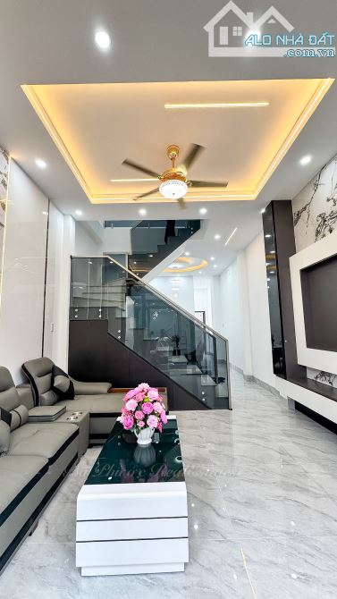 NHÀ TRỆT LẦU HIỆN ĐẠI XÂY MỚI FULL NỘI THẤT HẺM 311 NGUYỄN VĂN CỪ - SỔ HỒNG HOÀN CÔNG - TP - 1