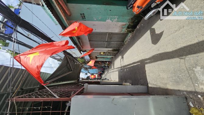 Sát mặt tiền Ngang 3.8 dài 13 nở 4.1 đúc bê tông Q4 có 100 triệu - 12