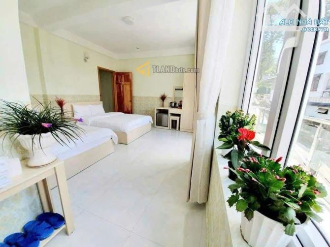 KHÁCH SẠN CÁCH BỜ HỒ XUÂN HƯƠNG CHỈ 1KM - 2