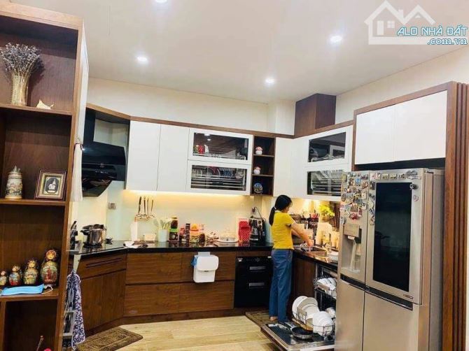 CẦN BÁN GẤP NHÀ ĐẸP THANG MÁY PHÂN LÔ LÁNG HẠ DT61m2- VỈA HÈ , Ô TÔ KINH DOANH - 2