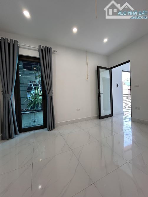 Bán nhà Tôn Đức Thắng, Gần hồ Văn Chương, Lô góc 2 thoáng, có ban công,5 tầng đủ công năng - 2