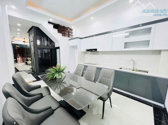 MẶT PHỐ NGUYỄN CHÍ THANH- LÔ GÓC 3 MẶT THOÁNG - KINH DOANH - VỈA HÈ - 40m - MT5 - 12 tỷ - 2