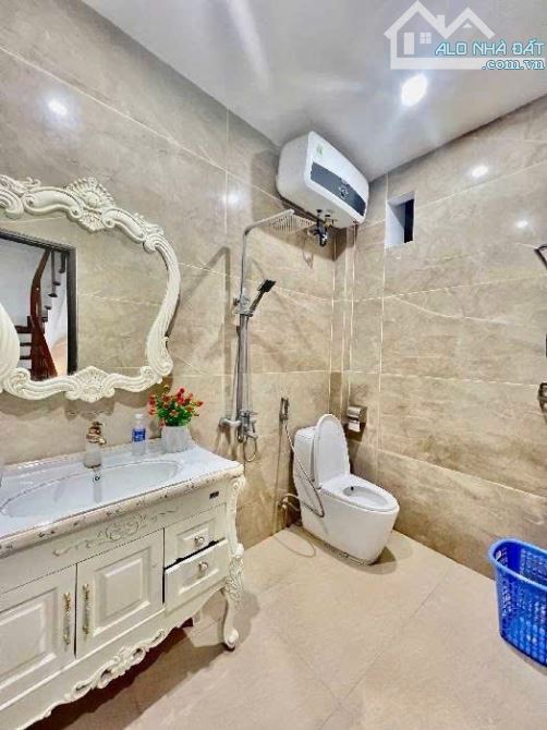 Nhà 5 tầng gần cầu Chương Dương- Long Biên. DT 60m2 x MT 4.5m. Ô tô vào nhà. Giá 11.5 tỷ - 2