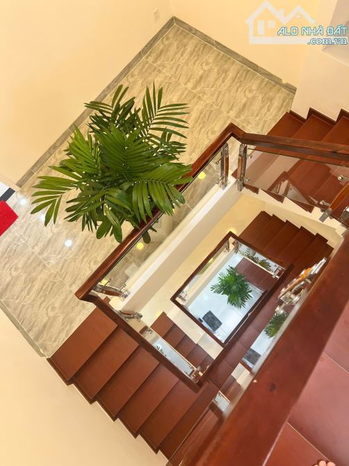 Hơn 6 tỷ nhà 1 trệt , 1 lửng , 2 lầu , sân thượng ngay cmt8 chợ ông tạ - 2