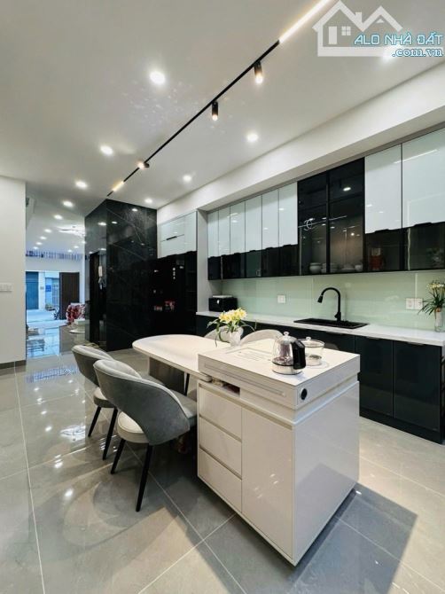 NHÀ 3 LẦU HẺM XE HƠI 8M - GẦN NGUYỄN THỊ THẬP - SỔ ĐẸP VUÔNG VỨC - 2