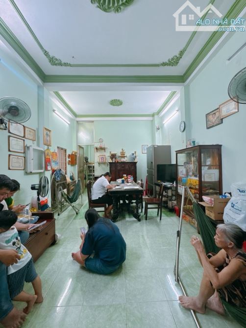 Sát mặt tiền Ngang 3.8 dài 13 nở 4.1 đúc bê tông Q4 có 100 triệu - 2
