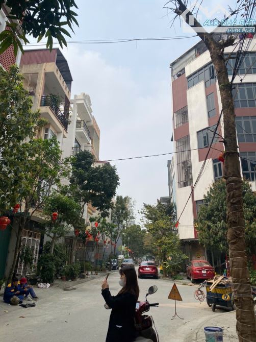 HOT Chỉ 10 tỷ hơn nhà đẹp 2 tầng phân lô Khu D Yên Nghĩa - ô tô tránh - kinh doanh . Dt50m - 2