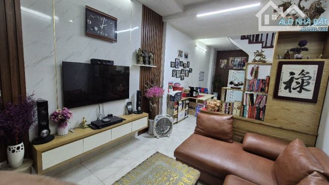 Nguyễn Văn Cừ – Ngõ nông, 20m ra ô tô tránh-NHÀ ĐẸP - DÂN XÂY - KIÊN CỐ - 8.3 tỷ - 2