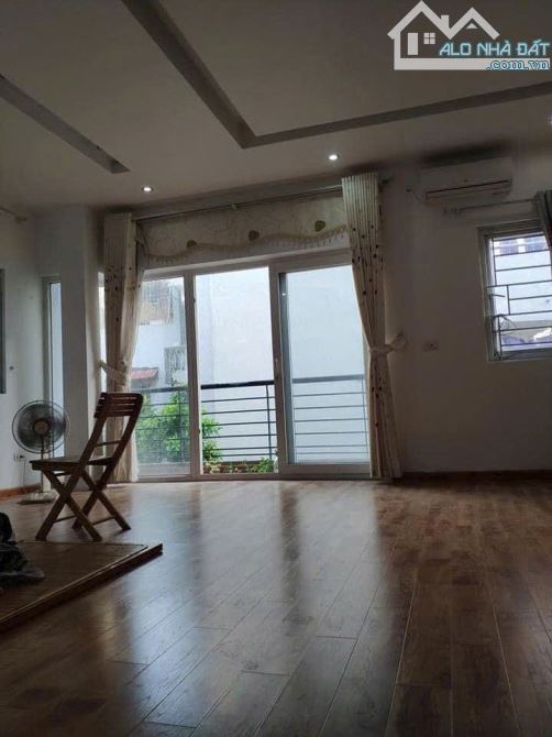 Cho thuê nhà nguyên căn sân vườn ngõ 180 Triều Khúc, Thanh Xuân. DT 70m x 3 tầng, giá - 2