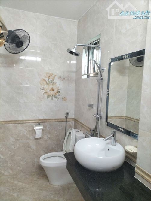 Bán Nhà -Trần Thủ Độ,LÔ GÓC,cho thuê có dòng tiền,đầu tư giữ tiền,DT:46m,Giá:2,1 tỉ - 3