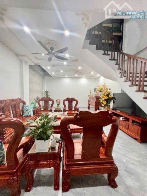 Nhà 5 tầng gần cầu Chương Dương- Long Biên. DT 60m2 x MT 4.5m. Ô tô vào nhà. Giá 11.5 tỷ - 3