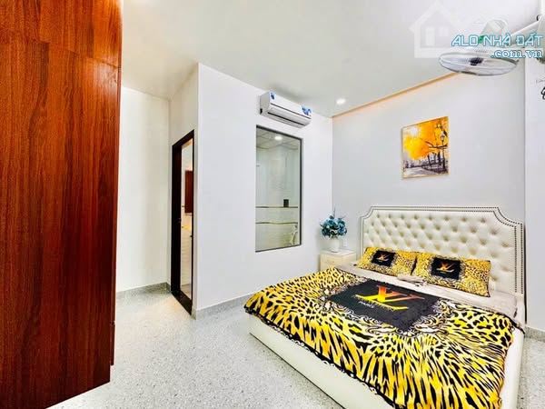 NGAY CV LÀNG HOA - XE HƠI TỚI NHÀ - 56M2 (4 X 14) - 4 TẦNG - 4PN ( CÓ PN DƯỚI TRỆT) - 3