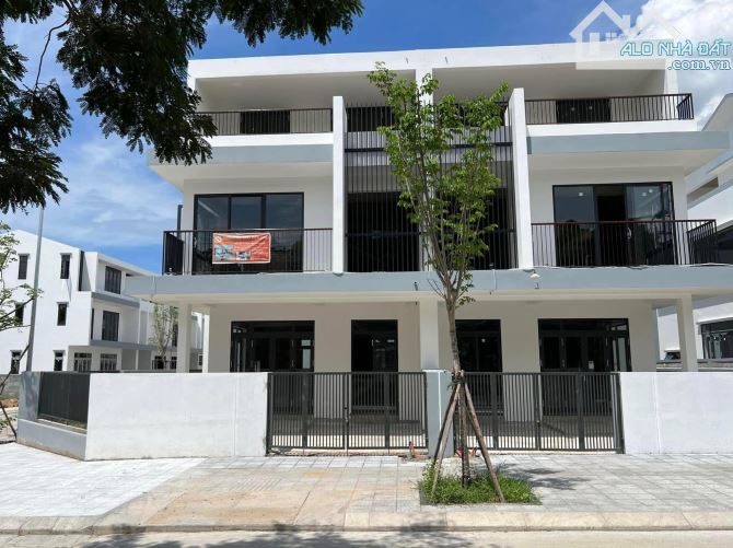Biệt thự 3 tầng Trần Thái Tông ngang rộng 14,5m - 3