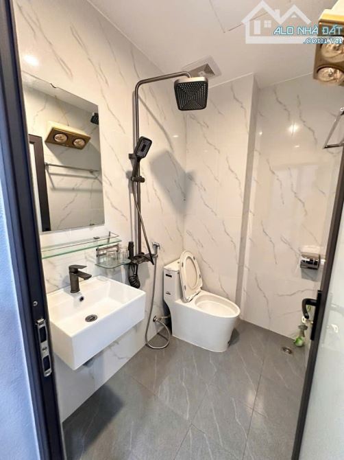 BÁN NHÀ LẠC LONG QUÂN DT 62M - XÂY 6 TẦNG - MT 5.2M - THANG MÁY - LÔ GÓC - GIÁ 12.45 TỶ - 3
