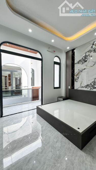 NHÀ TRỆT LẦU HIỆN ĐẠI XÂY MỚI FULL NỘI THẤT HẺM 311 NGUYỄN VĂN CỪ - SỔ HỒNG HOÀN CÔNG - TP - 3
