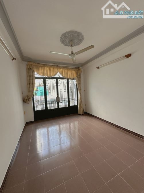3 TẦNG -ĐẤT THÁNH- P6, Q TÂN BÌNH- GIÁP Q10 - CÔNG VIÊN LÊ THỊ RIÊNG -DT: 38M2- 5 TỶ 9 - 4