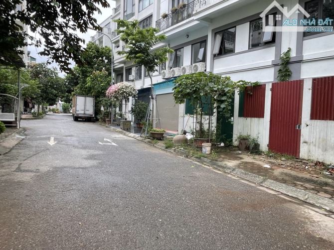 BÁN ĐẤT TRÂU QUỲ GIA LÂM-PHÂN LÔ VỈA HÈ-THÔNG THOÁNG- 52m2-MT4,5m-10,8 tỷ - 4