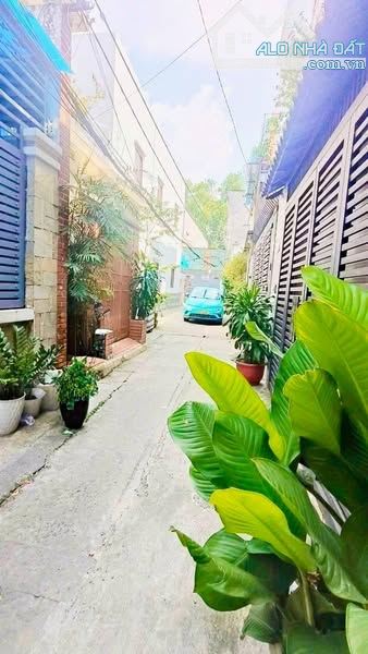 NGAY CV LÀNG HOA - XE HƠI TỚI NHÀ - 56M2 (4 X 14) - 4 TẦNG - 4PN ( CÓ PN DƯỚI TRỆT) - 4