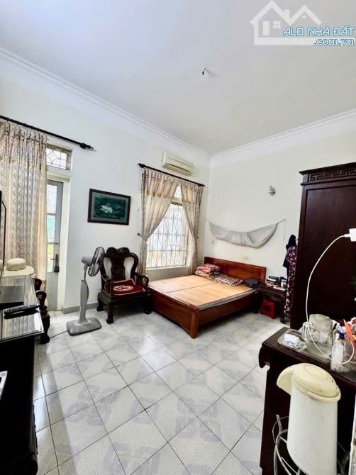 CỰC H.IẾ. M -GIỮA LÒNG PHỐ CỔ- DÂN XÂY- MẶT TIỀN 5 M- Ô TÔ ĐỖ CỬA- THOÁNG TRƯỚC SAU- LÝ NA - 4