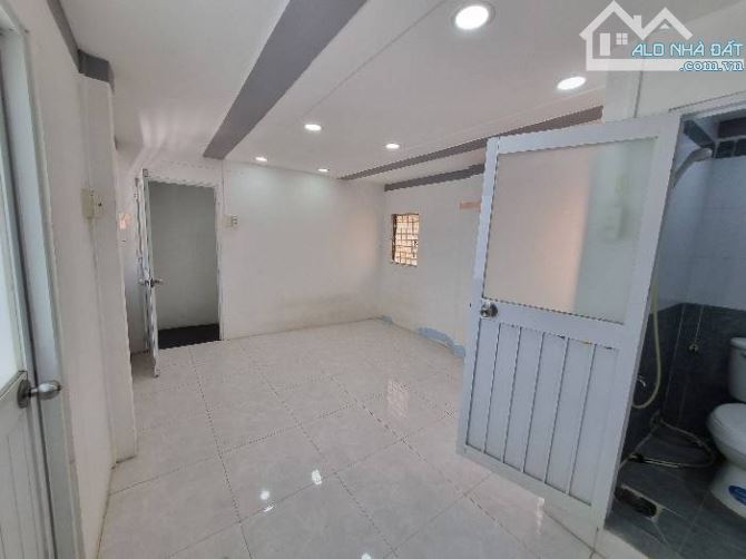 2 MẶT HẺM TRƯỚC SAU - HẺM 3M NGAY NGUYỄN CHÍ THANH Q.10 - 3 TẦNG - 18M2 - CHỈ 3.2 TỶ - 4