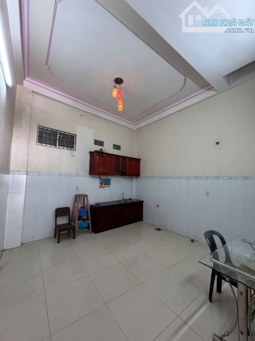 Bán căn nhà 3 tầng 1 tum MT đại lộ Nguyễn Tất Thành, Nha Trang chỉ 6 ỷ 4 - 5