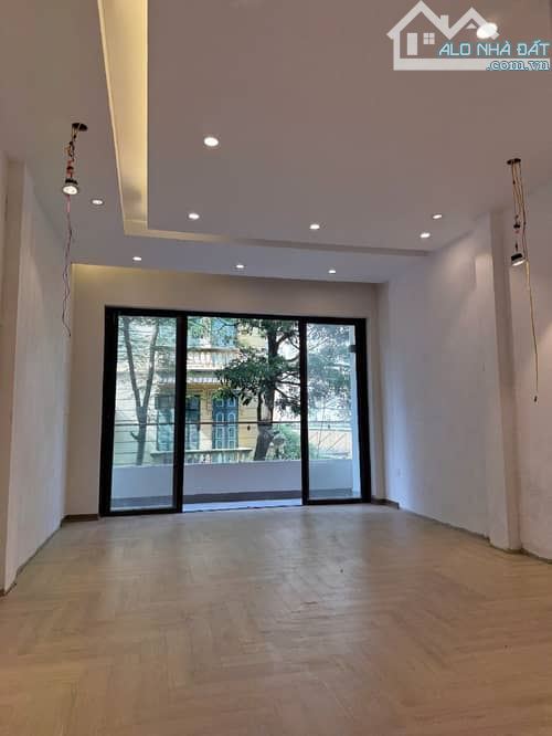 SIÊU PHẨM HOÀNG CẦU - Ô TÔ TRÁNH - SỔ 70M2 - THÁNG MÁY - MẶT TIỀN 4M - 5