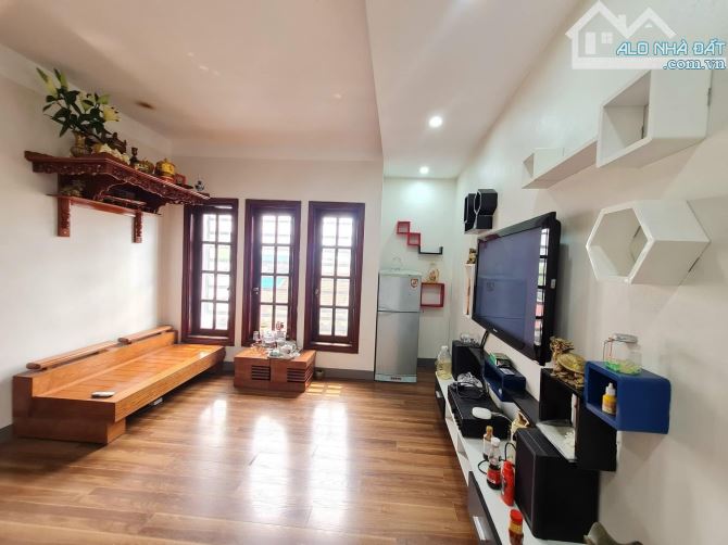 Mặt ngõ ôtô tránh- 60m ra Lạc Long Quân- 90m²- Mt 9m- Gần Hồ Tây- Ở Sướng- Xây Toà Vp đẹp - 6