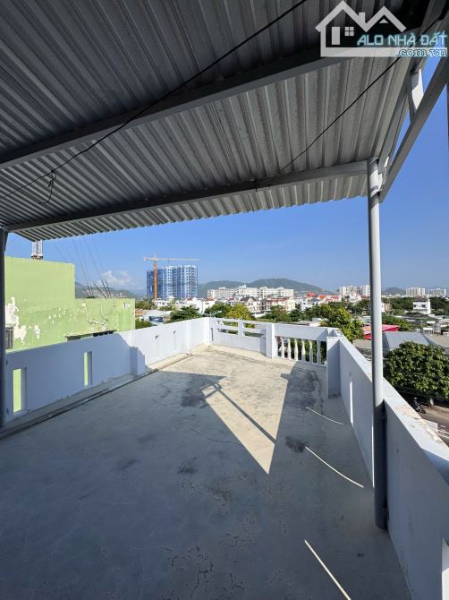 Bán căn nhà 3 tầng 1 tum MT đại lộ Nguyễn Tất Thành, Nha Trang chỉ 6 ỷ 4 - 7