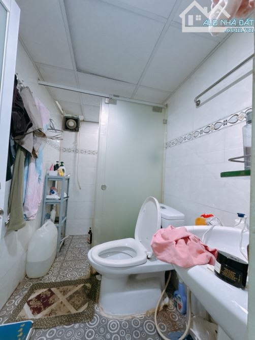 Sát mặt tiền Ngang 3.8 dài 13 nở 4.1 đúc bê tông Q4 có 100 triệu - 9