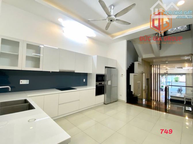 Bán khách sạn 5 tầng kdc D2D 1 sẹc đường Võ Thị Sáu,P.Thống Nhất. 8x18m. sàn 650m.Giá 19ty