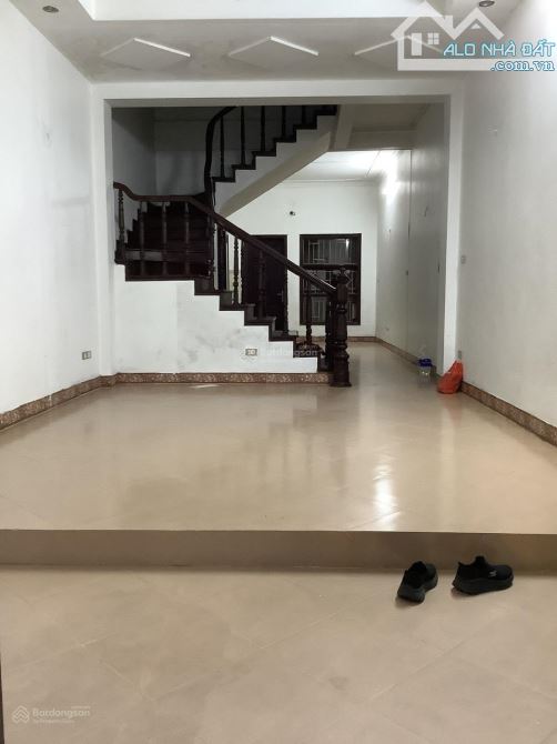 Cho thuê nhà Láng Hạ - Đống Đa DT 65m x 3 tầng, sân rộng, ngõ ôtô giá thuê 16tr/th