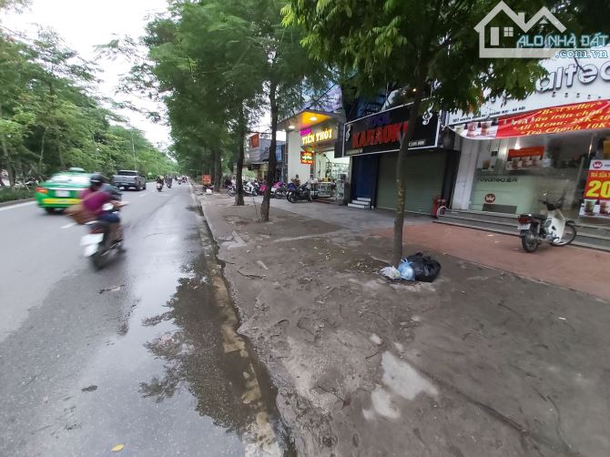 Bán nhà cấp 4 mặt phố Nguyễn Hữu Thọ, view Hồ Linh Đàm 450m2, MT 24m, Giá 145 tỷ.