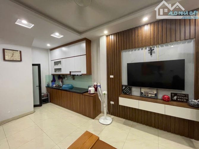 BÁN GẤP CĂN NHÀ ĐƯỜNG PHẠM VĂN ĐỒNG DT 45M - XÂY 4 TẦNG - MT 4.2M - GIÁ 7.7 TỶ