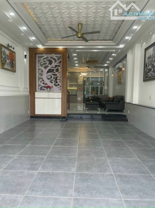 Căn Hộ Dịch Vụ 4 Tầng, Thu Nhập 600TR/ NĂM, Mặt Tiền Nguyễn Văn LInh, Giá 30 Tỷ