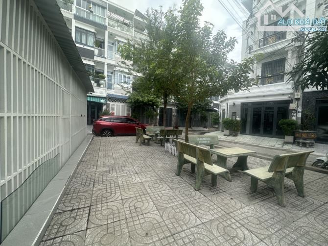 Nhà phố 3 tầng hiện đại ngang 6,5m - tặng nội thất - ô tô quay đầu - sang tên ngay
