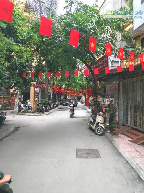 Hoàng Cầu 47m, 10m ô tô tránh, 2 thoáng, siêu hiếm, tặng toàn bộ nội thất