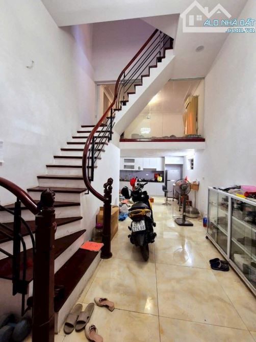 BÁN NHÀ THANH XUÂN LÔ GÓC - GẦN CHỢ . 36/40M x 5 TẦNG x MT 4,1m GIÁ:8 TỶ