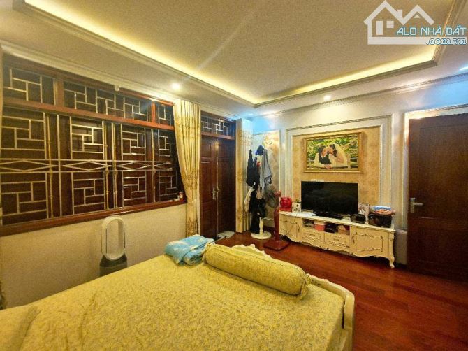 Bán nhà phố Nguyễn Văn Cừ- cầu Chương Dương. DT 69m2, nhà 5 tầng ô tô vào, giá bán 13.2 tỷ