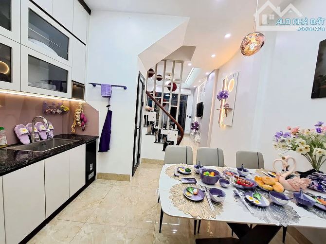 BÁN NHÀ PHỐ Ô CÁCH LONG BIÊN, 6 TẦNG,MT5M, Ô TÔ VÀO NHÀ, THANG MÁY, Ở SƯỚNG ĐỈNH, GIÁ X TỶ