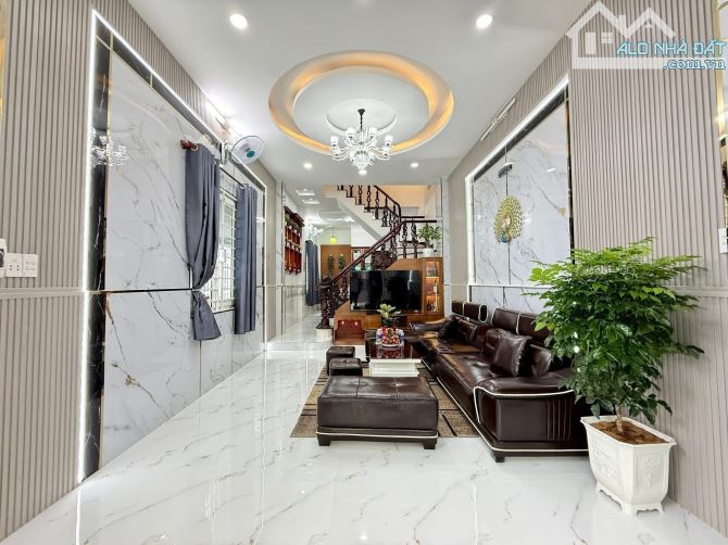 Bán nhà 2 tầng, 60m2 ngay Thành Thái, Quận 10. Giá: 3 Tỷ 290. SHR, hẻm ô tô 5m