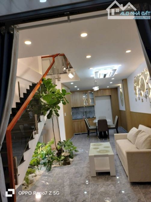 Nhà mới 5 tầng 4×13 sẳn nội thất gần tên lửa