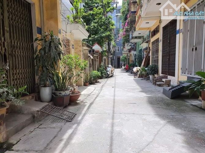 BÁN ĐẤT TÔ HIỆU 30M2 GIÁ 4.95 TỶ OTO VÀO NHÀ SẴN CẤP 4 HIẾM CÒN