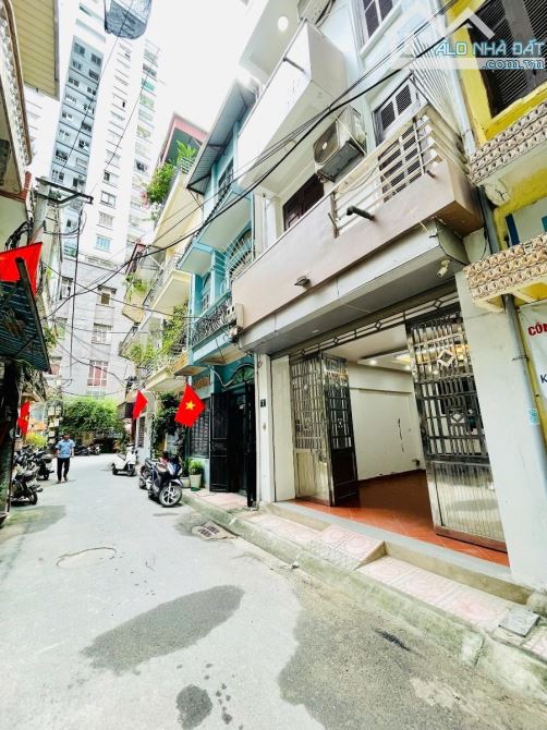 Bán nhà Định Công, 53m2, mt4.2m, đường rộng có vỉa hè, ô tô vào nhà.